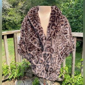 Pretty Rugged gray faux leopard capelet with pockets